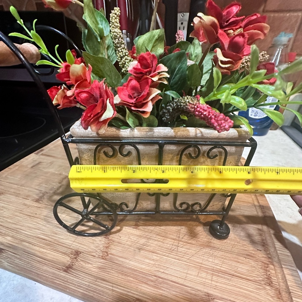 Handcrafted ceramic cart with metal carriage with florals - Picture 4 of 8